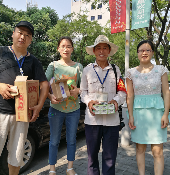 炎夏酷暑送清涼  絲絲關愛寄深情